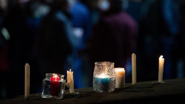 Kerzen stehen nach dem ökumenischen Gottesdienst an der Kirche St. Kerzen stehen nach dem ökumenischen Gottesdienst an der Kirche St.