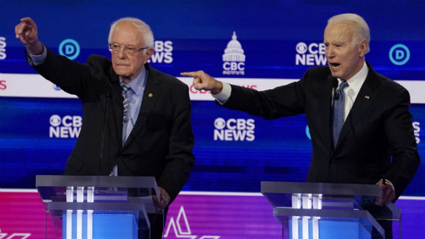 Bernie Sanders und Joe Biden: Bei der TV-Debatte musste Senator Sanders sich gegen die Attacken seiner Rivalen wehren.