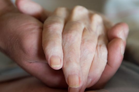 Sterbehilfe als Dienstleistung ist seit Dezember 2015 durch den neuen Paragrafen 217 im Strafgesetzbuch verboten.