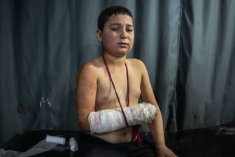 Dieser Junge wurde bei einem Angriff der Assad-Luftwaffe auf eine Schule in der Proviz Idlib verletzt.