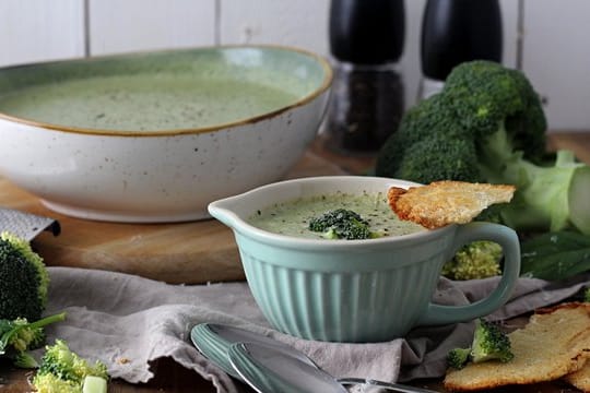 Ob als Hauptgericht oder Vorspeise: Die Brokkolisuppe punktet mit dem Gegensatz zwischen cremig-zarter Textur und dem Biss in den knusprigen Parmesan-Chips.