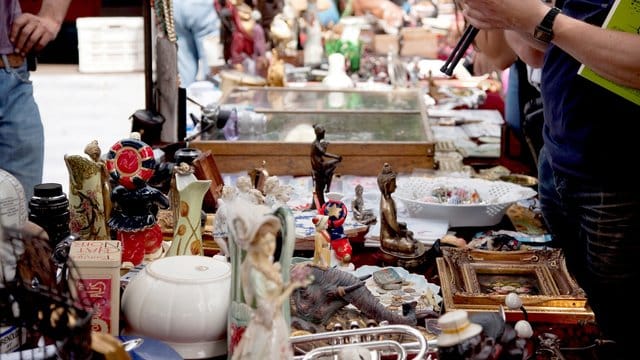 Der Trödelmarkt ist nach wie vor eine gute Möglichkeit, sich von alten Dingen zu trennen. Der Trödelmarkt ist nach wie vor eine gute Möglichkeit, sich von alten Dingen zu trennen.