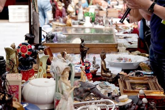 Der Trödelmarkt ist nach wie vor eine gute Möglichkeit, sich von alten Dingen zu trennen. Der Trödelmarkt ist nach wie vor eine gute Möglichkeit, sich von alten Dingen zu trennen.