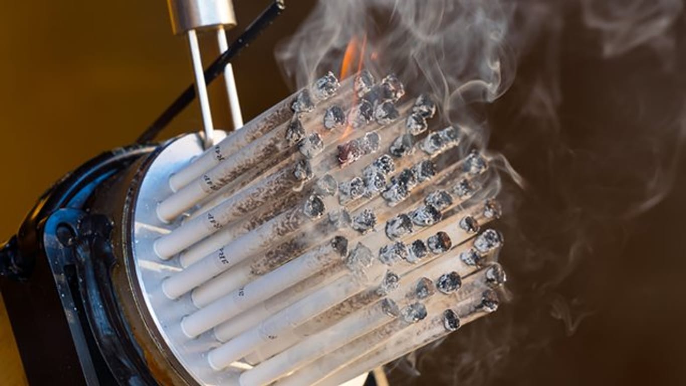 Wie filtern Luftreiniger Zigarettenrauch? Um die Frage zu beantworten, hat eine Qualmmaschine der Stiftung Warentest Normzigaretten kontrolliert abgebrannt.