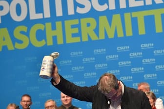 Markus Söder, CSU-Vorsitzender und Ministerpräsident aus Bayern verbeugt sich beim Politischen Aschermittwoch der CSU vor den Anwesenden.