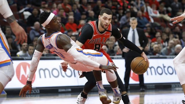 Dennis Schröder (l) gewann mit Oklahoma City Thunder bei den Chicago Bulls. Dennis Schröder (l) gewann mit Oklahoma City Thunder bei den Chicago Bulls.