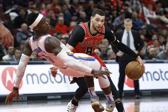 Dennis Schröder (l) gewann mit Oklahoma City Thunder bei den Chicago Bulls.