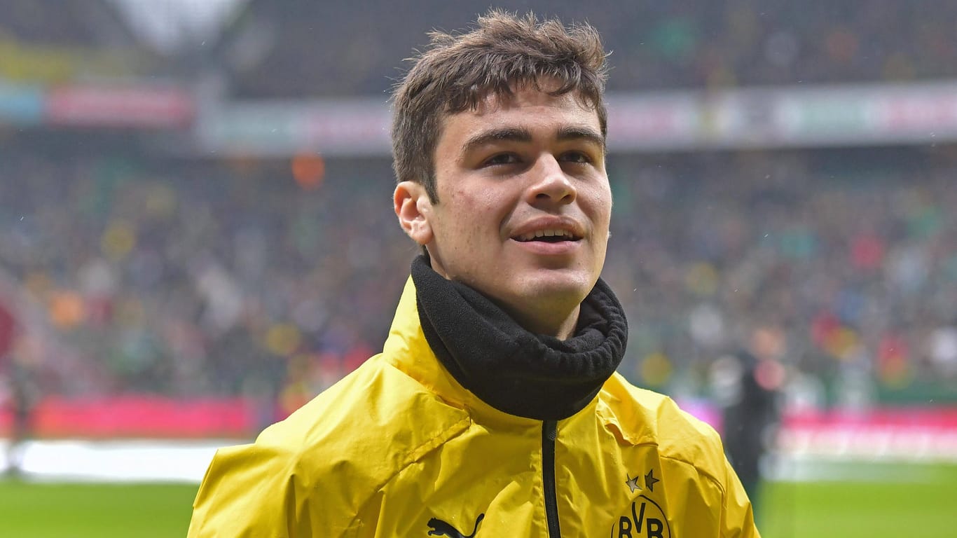 Giovanni Reyna lächelt: Der 17-jährige BVB-Spieler interessiert offenbar auch andere Vereine.