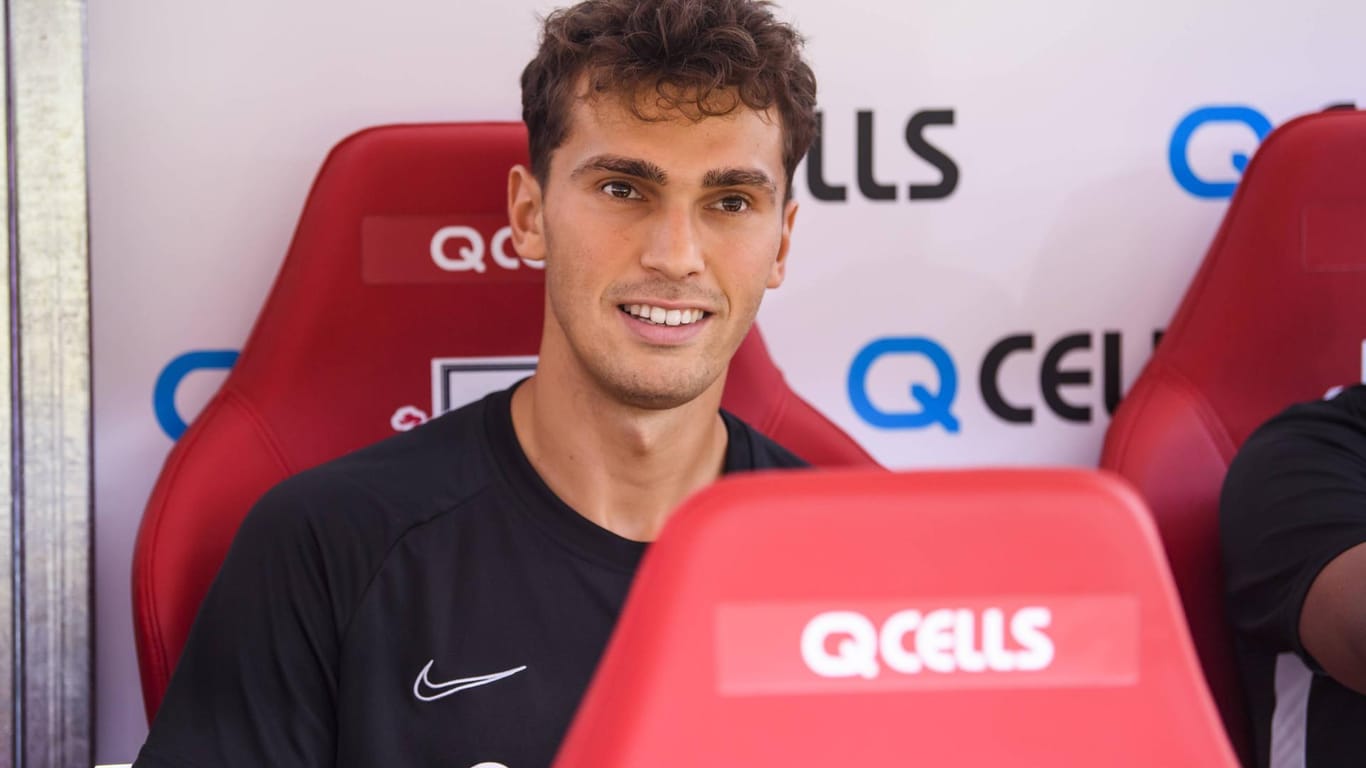 Eintrachts Lucas Torró lächelt: Der 25-Jährige kann nach seinem Innenbandriss wieder trainieren.