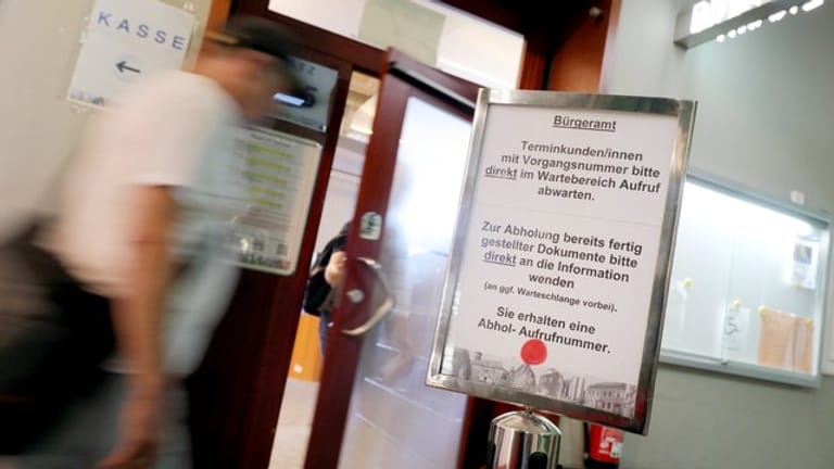Hinweisschild für die Terminvergabe in einem Bürgeramt in Berlin.
