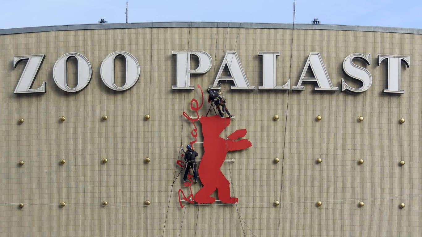 Industriekletterer befestigen den roten Berlinale-Bären am Kino Zoo-Palast: Auf den Filmfestspielen wird eine Neufassung von Alfred Döblins "Berlin Alexanderplatz" gezeigt.