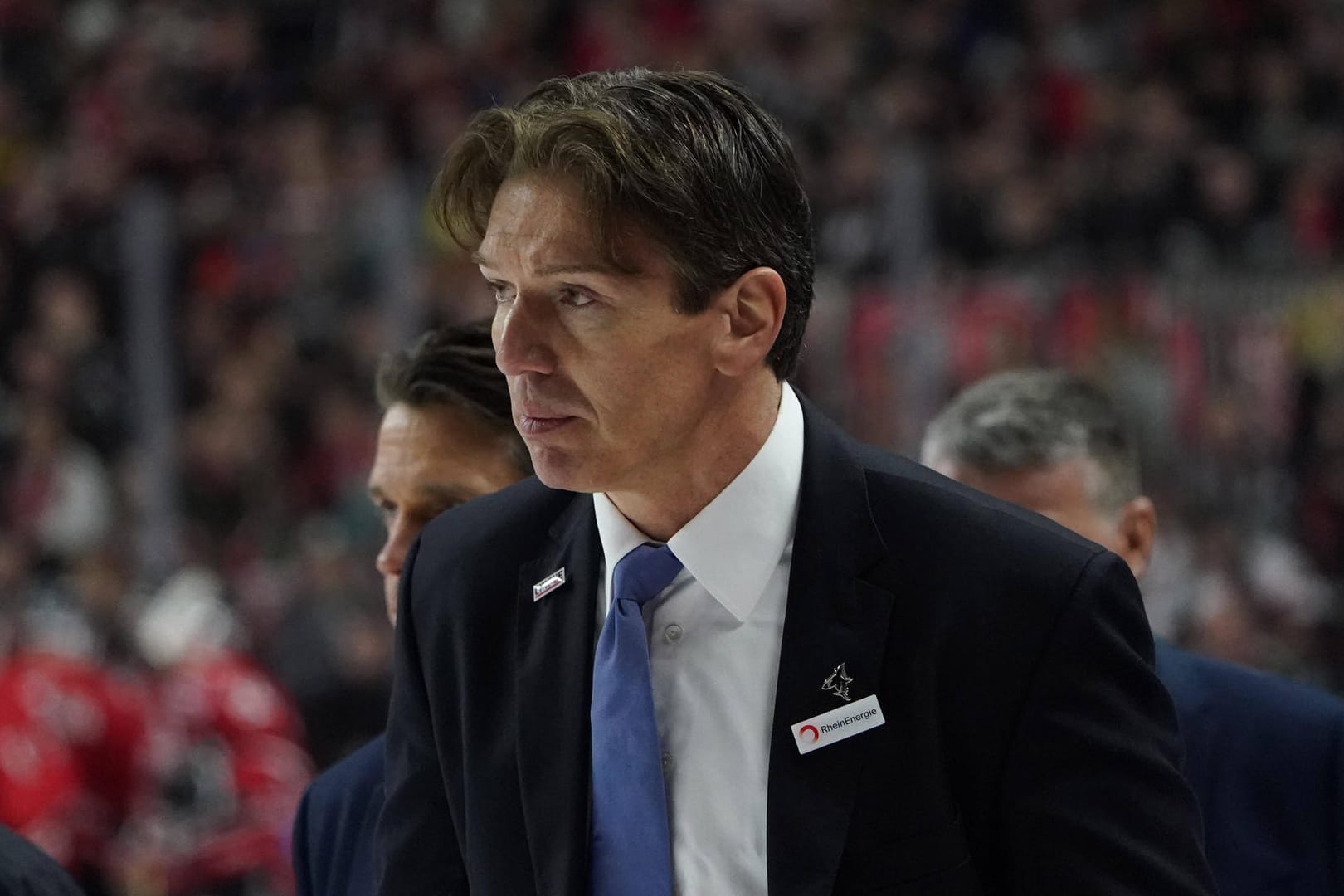 Trainer der Kölner Haie Uwe Krupp: Am Dienstagabend feierte er im Spiel gegen die Grizzlys Wolfsburg sein Comeback als Trainer der Kölner.