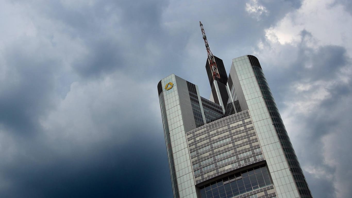 Dunkle Wolken über der Commerzbank in Frankfurt: Ein Großaktionär macht offenbar Stimmung gegen die Konzernspitze.