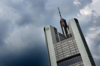 Dunkle Wolken über der Commerzbank in Frankfurt: Ein Großaktionär macht offenbar Stimmung gegen die Konzernspitze.