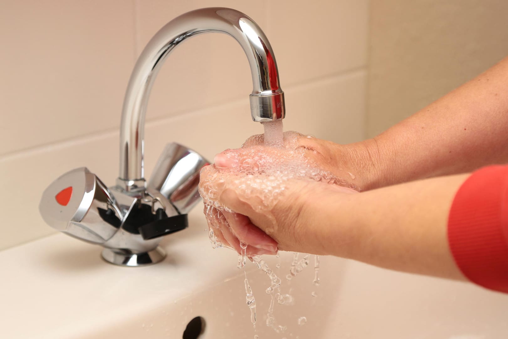 Handhygiene: Die Hände sollten mehrmals am Tag für 20 bis 30 Sekunden mit Seife gewaschen werden.