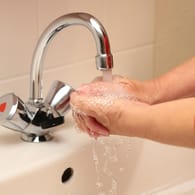 Handhygiene: Die Hände sollten mehrmals am Tag für 20 bis 30 Sekunden mit Seife gewaschen werden.