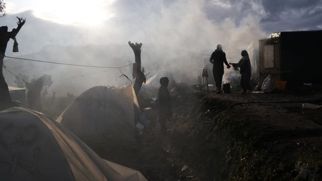 Migranten stehen vor provisorisch errichteten Zelten außerhalb des Lagers Moria.
