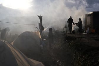 Migranten stehen vor provisorisch errichteten Zelten außerhalb des Lagers Moria.