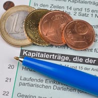 Steuererklärung: Auf Gewinne aus Aktien fallen in Deutschland Steuern an.