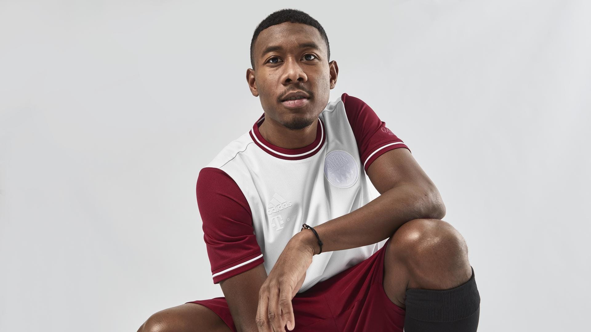 David Alaba: Das Defenstiv-Ass posiert im neuen Retro-Trikot des FC Bayern.