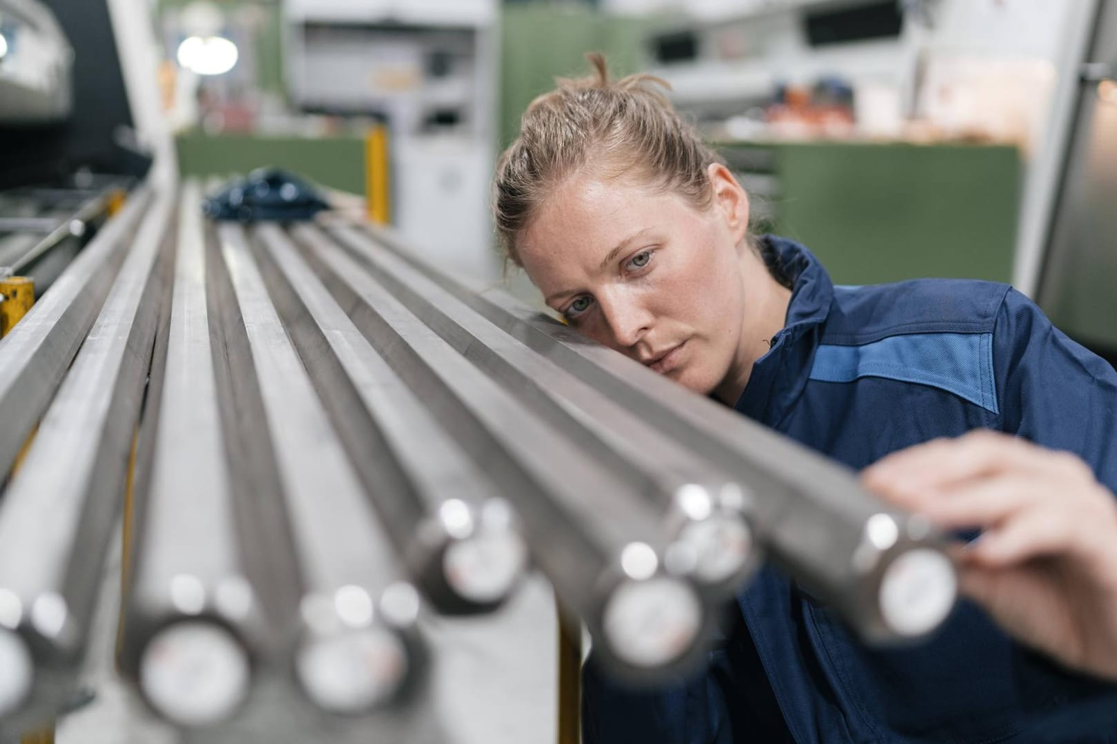Eine Auszubildende in einem Werk in Deutschland. Das Corona-Virus könnte die deutsche Wirtschaft beeinträchtigen, befürchten Experten. Eine Auszubildende in einem Werk in Deutschland. Das Corona-Virus könnte die deutsche Wirtschaft beeinträchtigen, befürchten Experten.