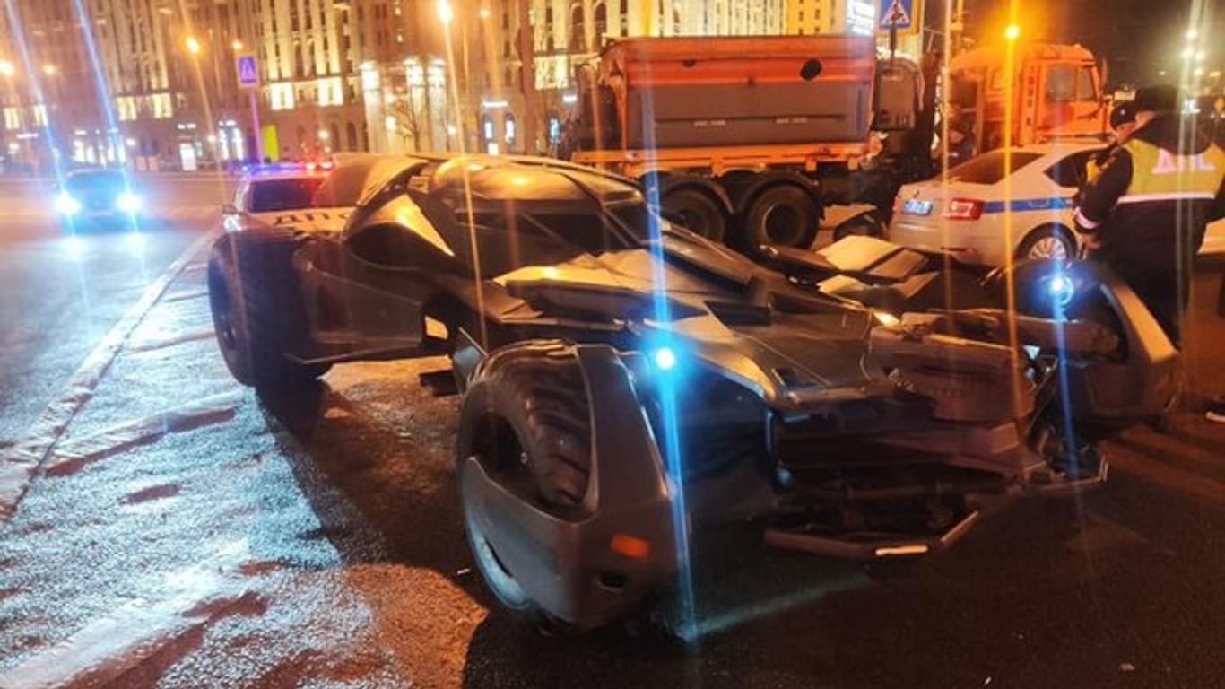 Polizeibeamte in Moskau haben vor einigen Tagen ein selbst gebautes Batmobil" aus dem Verkehr gezogen.