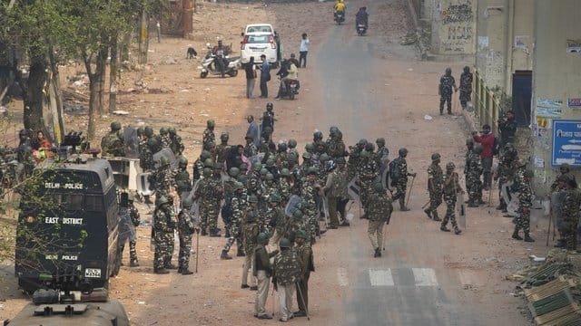 Indische Sicherheitsbeamte patrouillieren auf einer Straße in Neu-Delhi.