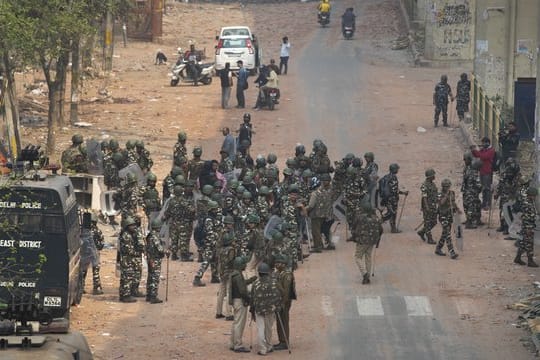 Indische Sicherheitsbeamte patrouillieren auf einer Straße in Neu-Delhi.