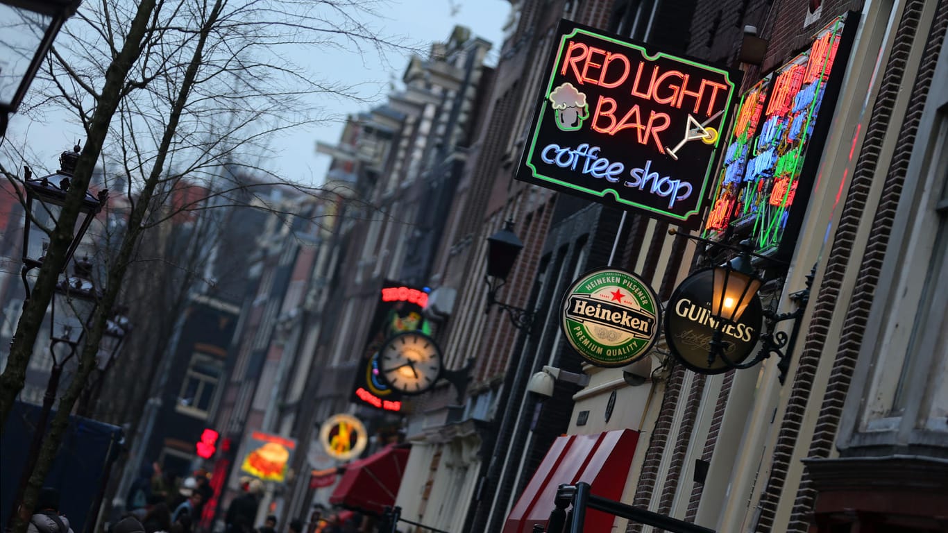 Amsterdam: In rund 160 Coffeeshops kann Cannabis gekauft werden.