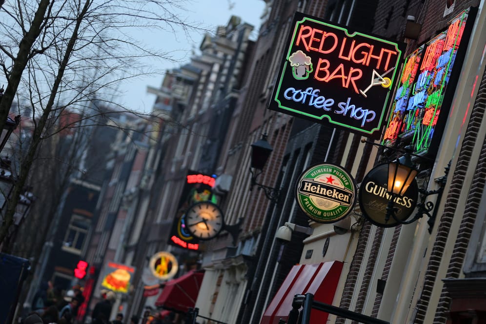 Amsterdam: In rund 160 Coffeeshops kann Cannabis gekauft werden.