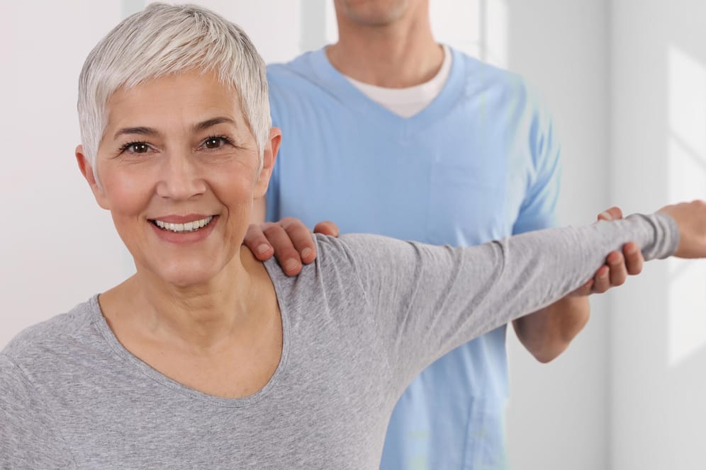Mithilfe einer gezielten Physiotherapie erlangen Osteoporose-Patienten nach Knochenbrüchen ihre Beweglichkeit zurück.