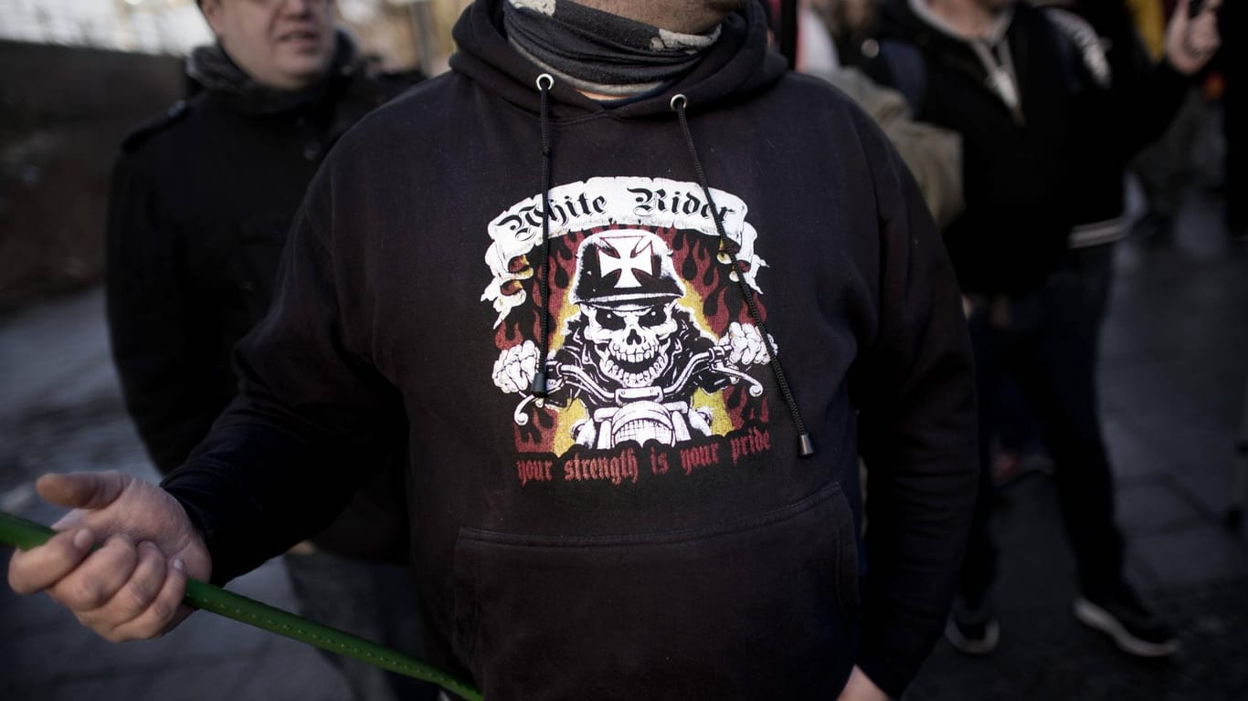 Ein Demonstrant trägt Kleidung mit rechtsradikaler Symbolik: Ob "Atomwaffen Division" oder "Feuerkrieg Division" – die Neo-Nazis geben sich gerne martialisch.
