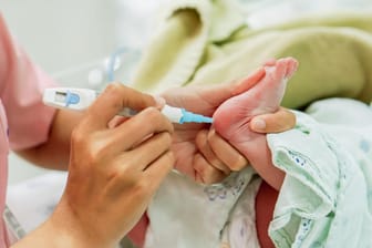 Kinderkrankenschwestern: Neben ihnen gibt es nun auch Pflegefachkräfte mit pädiatrischer Vertiefung. Kritiker sehen große Qualitätsunterschiede.