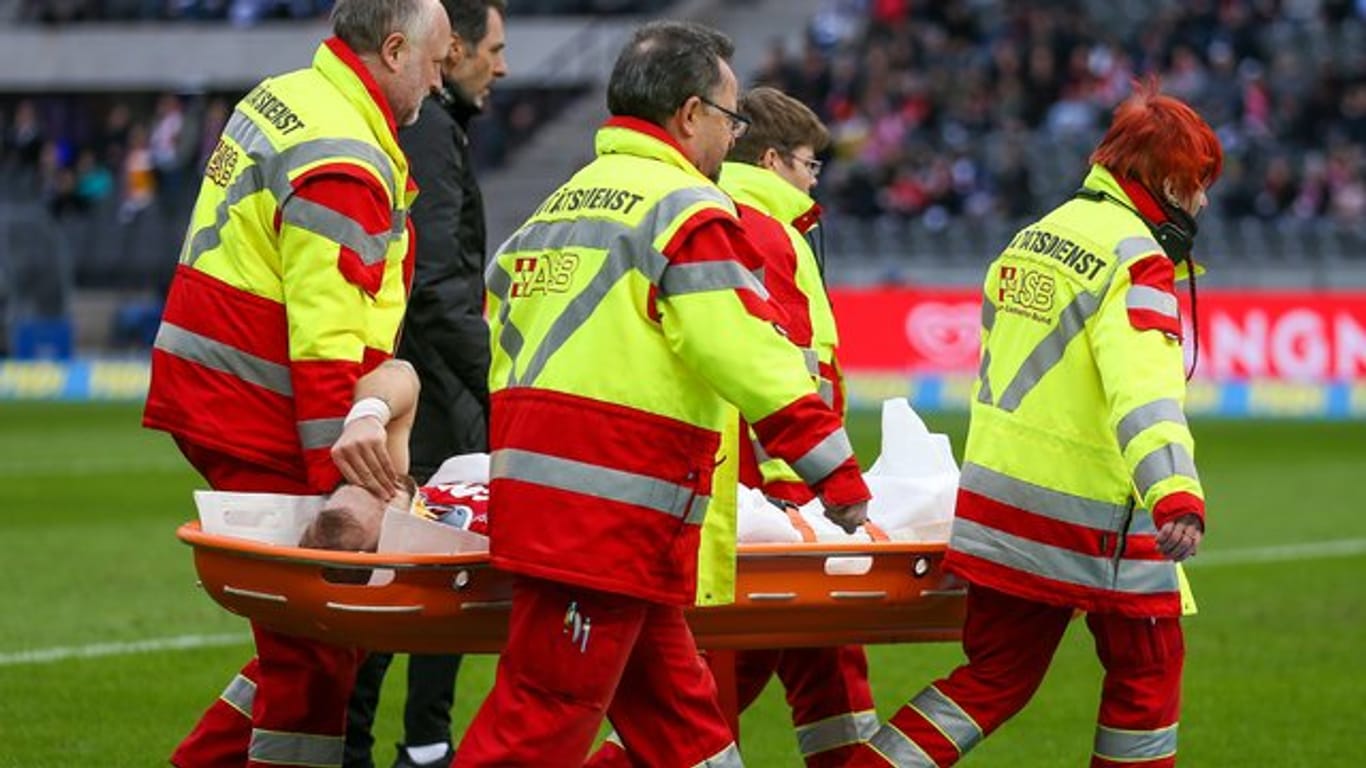 Kölns Rafael Czichos musste in der Partie gegen Hertha BSC verletzt vom Platz getragen werden.