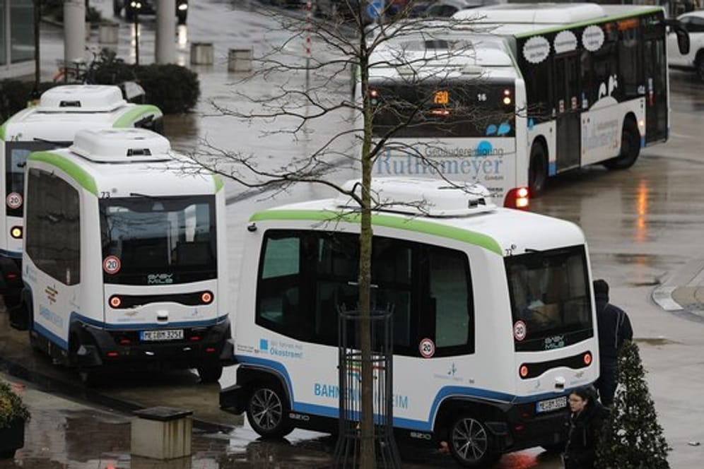 Autonom fahrende, elektrische Busse am Busbahnhof in Monheim.