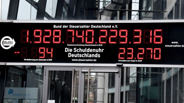 Läuft die Schuldenuhr des Bundes der Steuerzahler bald wieder schneller?. Läuft die Schuldenuhr des Bundes der Steuerzahler bald wieder schneller?.