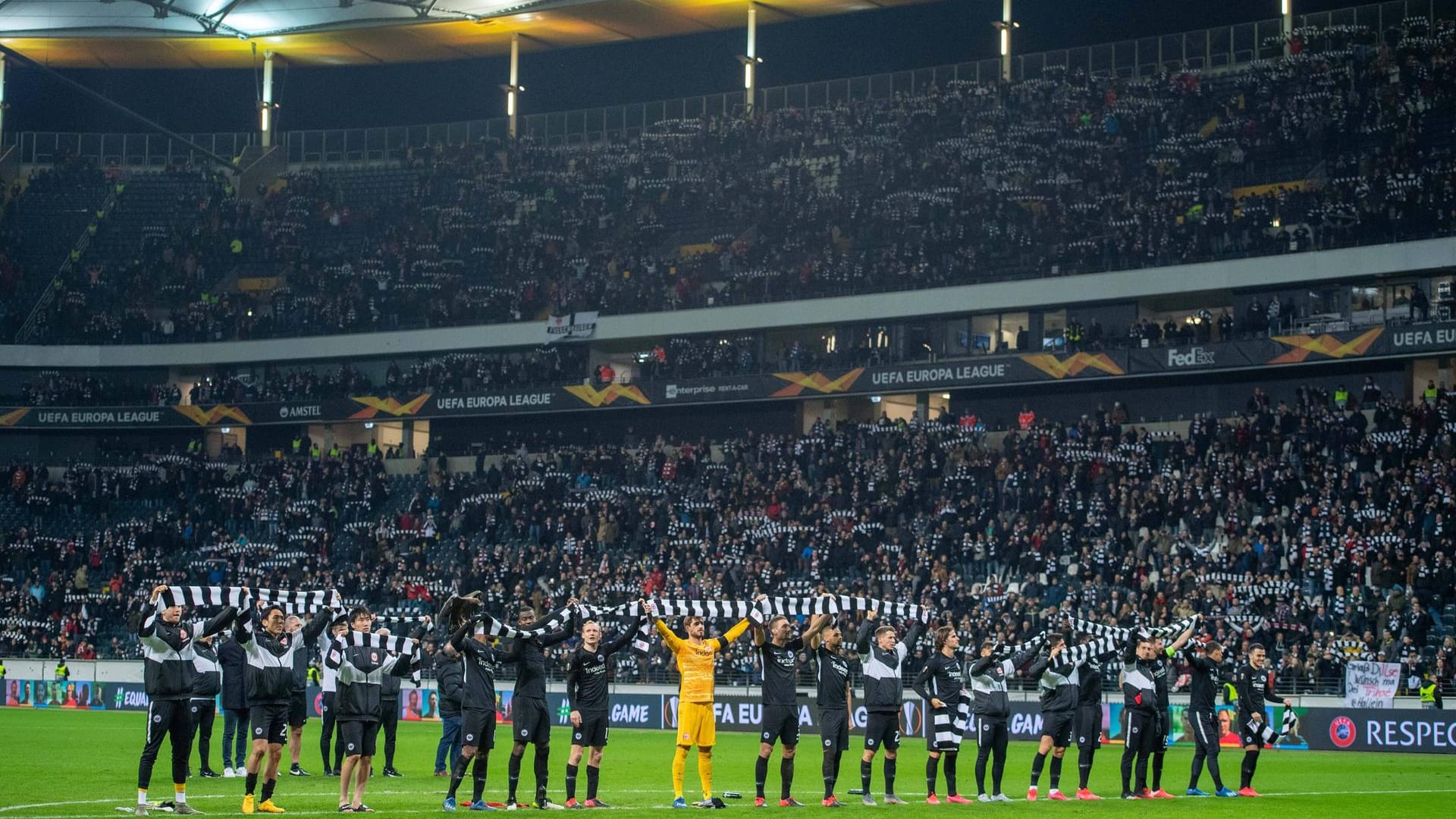 Die Frankfurter Spieler halten nach der Hinrunde gegen RB Salzburg ihre Schals hoch: Am Donnerstag steht die Rückrunde an.