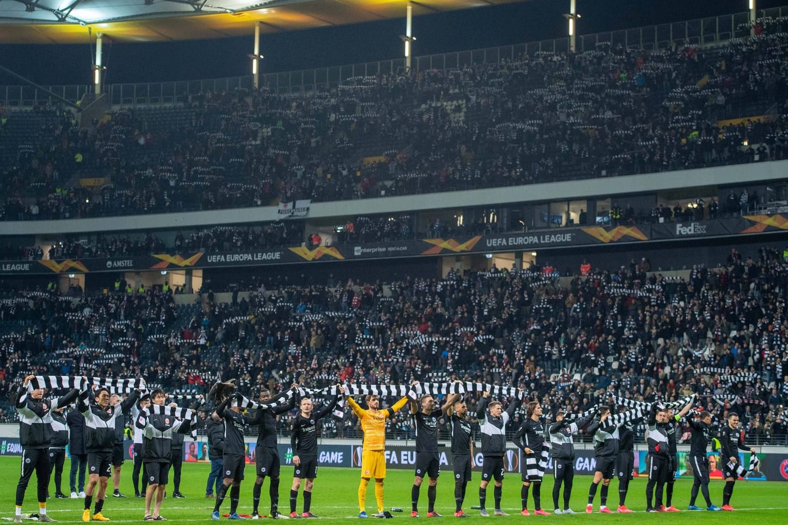 Die Frankfurter Spieler halten nach der Hinrunde gegen RB Salzburg ihre Schals hoch: Am Donnerstag steht die Rückrunde an.