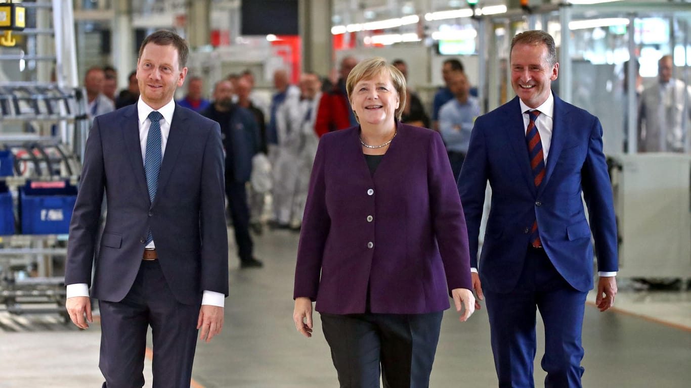 VW-Chef Herbert Diess (rechts) mit Bundeskanzlerin Merkel und Sachsens Ministerpräsident Michael Kretschmer im Zwickauer VW-Werk: Die Probleme beim ID.3 führen zu Unmut.