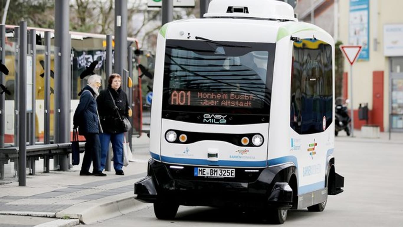 Ein autonom fahrender Bus fährt durch Monheim.