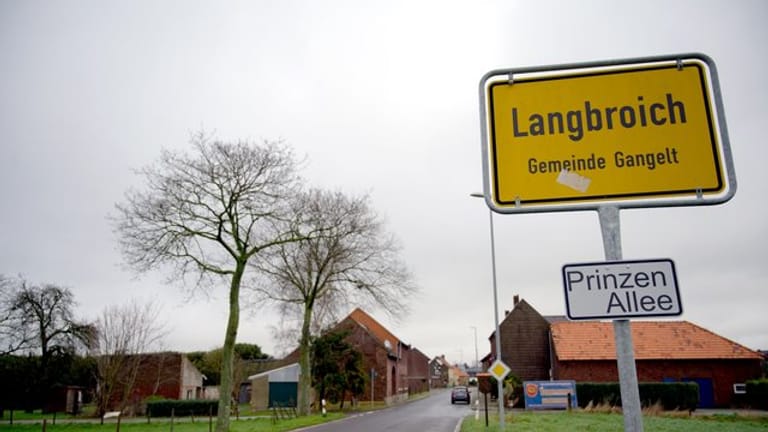 Das Ortsschild von Langbroich, einem Ortsteil der Gemeinde Gangelt, ist am Rand des Ortes zu sehen.
