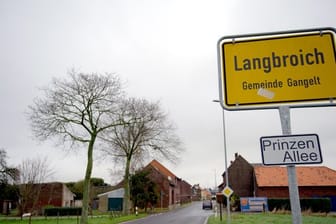 Das Ortsschild von Langbroich, einem Ortsteil der Gemeinde Gangelt, ist am Rand des Ortes zu sehen.