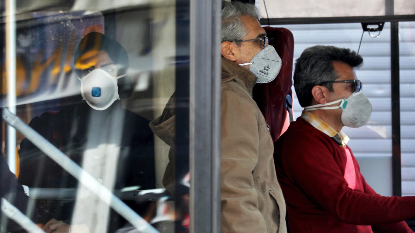 Hoffnung Atemschutzmaske: Ein Busfahrer trägt einen Mundschutz, um das Risiko einer Ansteckung mit dem Coronavirus zu verringern.