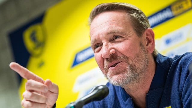 Trainer Martin Schwalb präsentiert sich als Macher und hat das Ziel mit den Löwen alle Spiele zu gewinnen. Trainer Martin Schwalb präsentiert sich als Macher und hat das Ziel mit den Löwen alle Spiele zu gewinnen.