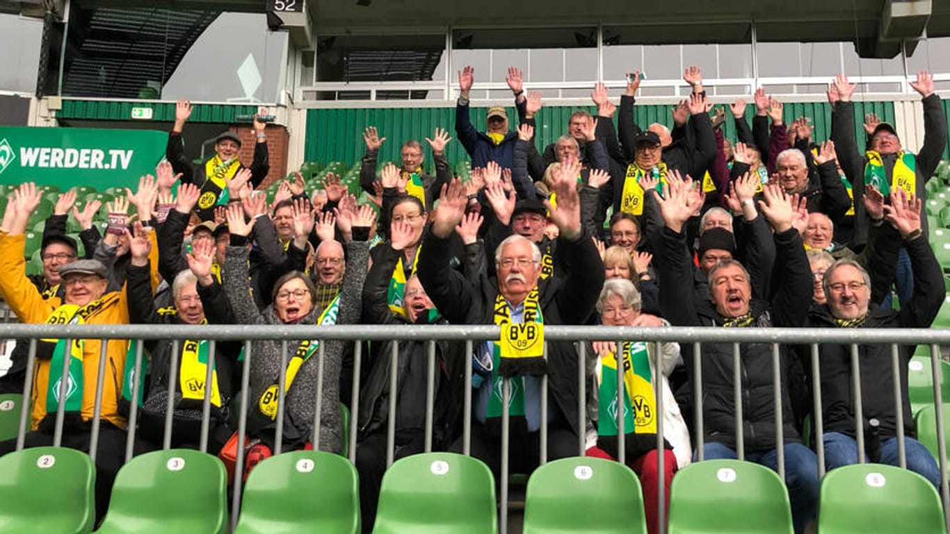 Jubelnde BVB-Fans: Die U60-Anhänger von Borussia Dortmund waren zu Gast in Bremen.