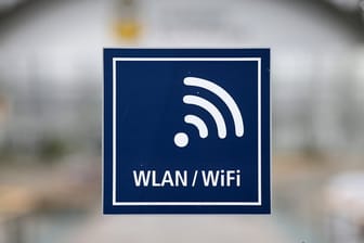 Ein WLAN-Symbol: Über eine WLAN-Sicherheitslücke können Hacker verschlüsselt übertragene Informationen ausspionieren oder sogar eigene Datenpakete einschleusen.