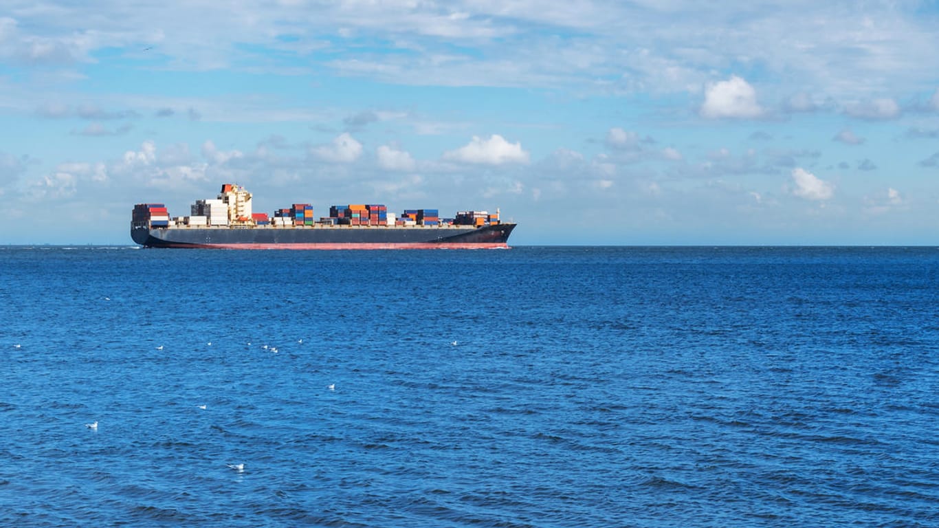 Ein Containerschiff am Horizont: Die meisten Drogen werden weltweit über den Seeweg gehandelt. (Symbolbild)