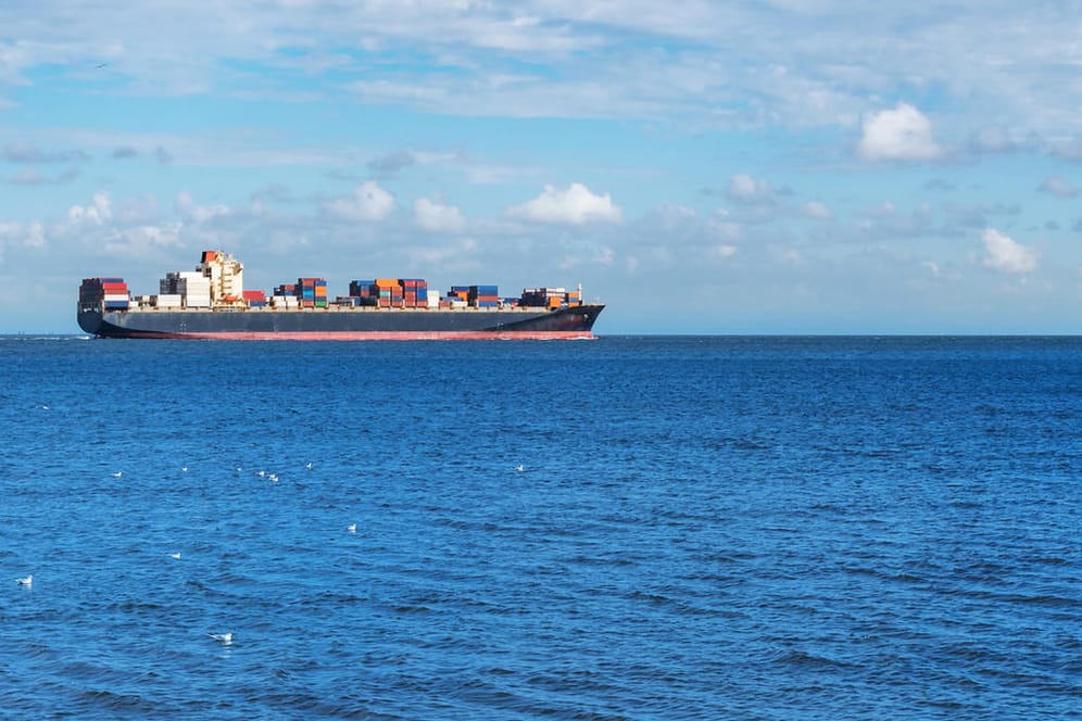 Ein Containerschiff am Horizont: Die meisten Drogen werden weltweit über den Seeweg gehandelt. (Symbolbild)