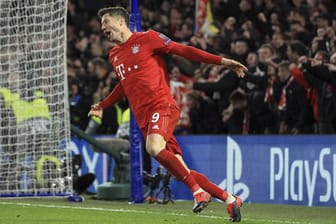 Robert Lewandowski jubelt nach seinem Tor gegen Chelsea: Der FC-Bayern-Profi verletzte sich im Champions-League-Spiel.