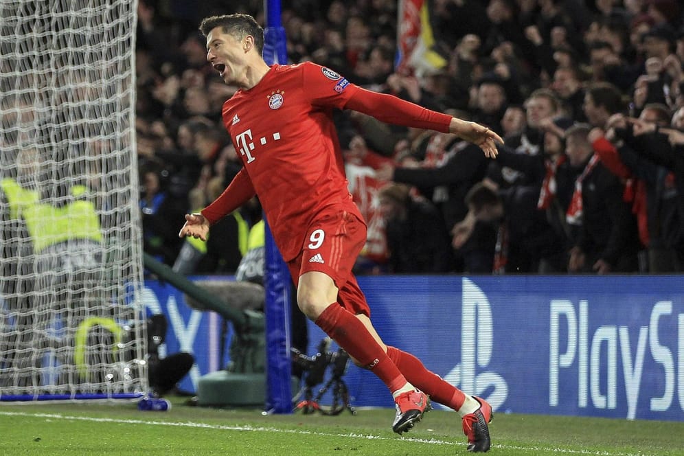 Robert Lewandowski jubelt nach seinem Tor gegen Chelsea: Der FC-Bayern-Profi verletzte sich im Champions-League-Spiel.